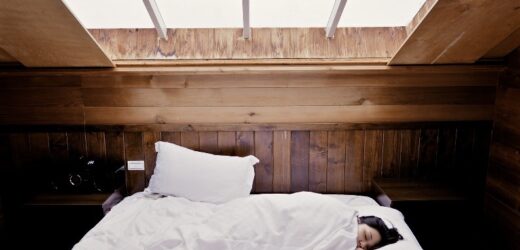 Jakie zalety mają łóżka drewniane?